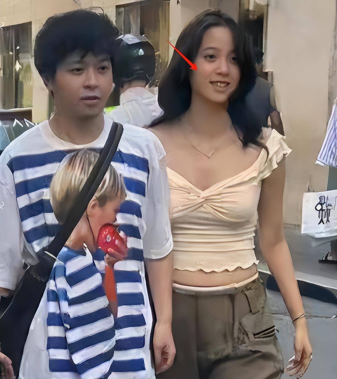 网友偶遇欧阳娜娜罗马逛街：腿短腰粗、牙齿参差不齐！小肚腩抢镜