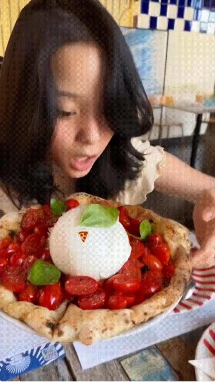 网友偶遇欧阳娜娜罗马逛街：腿短腰粗、牙齿参差不齐！小肚腩抢镜