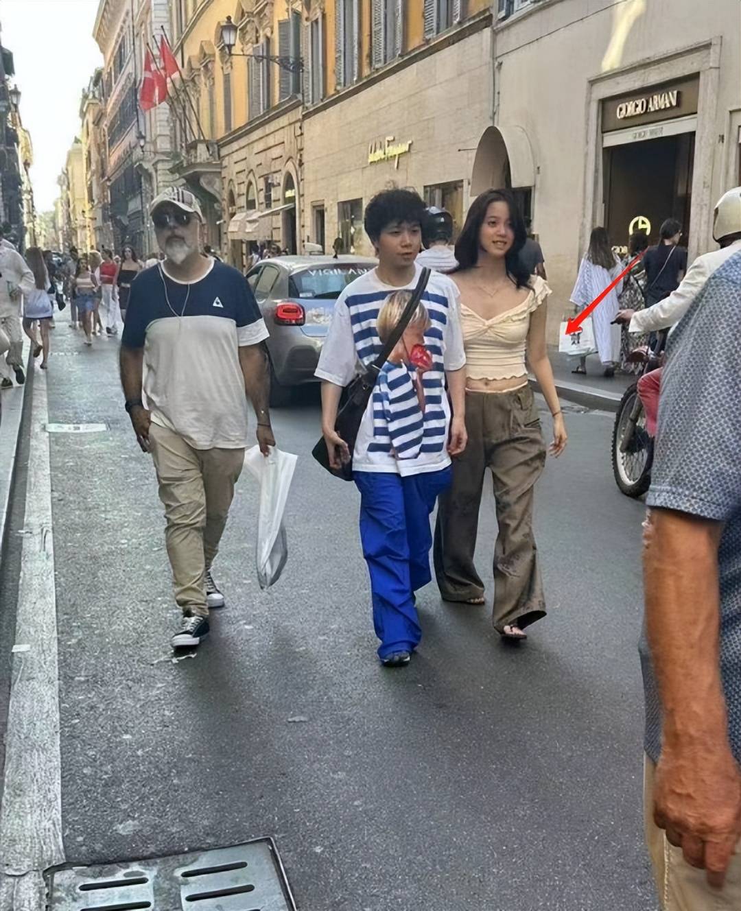 网友偶遇欧阳娜娜罗马逛街：腿短腰粗、牙齿参差不齐！小肚腩抢镜
