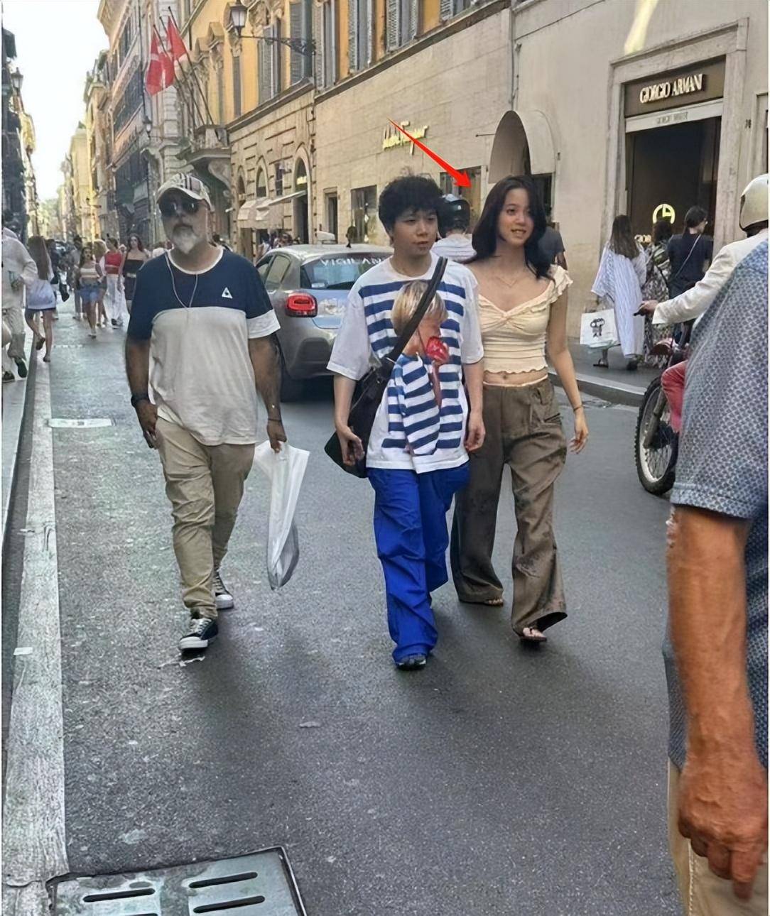 网友偶遇欧阳娜娜罗马逛街：腿短腰粗、牙齿参差不齐！小肚腩抢镜
