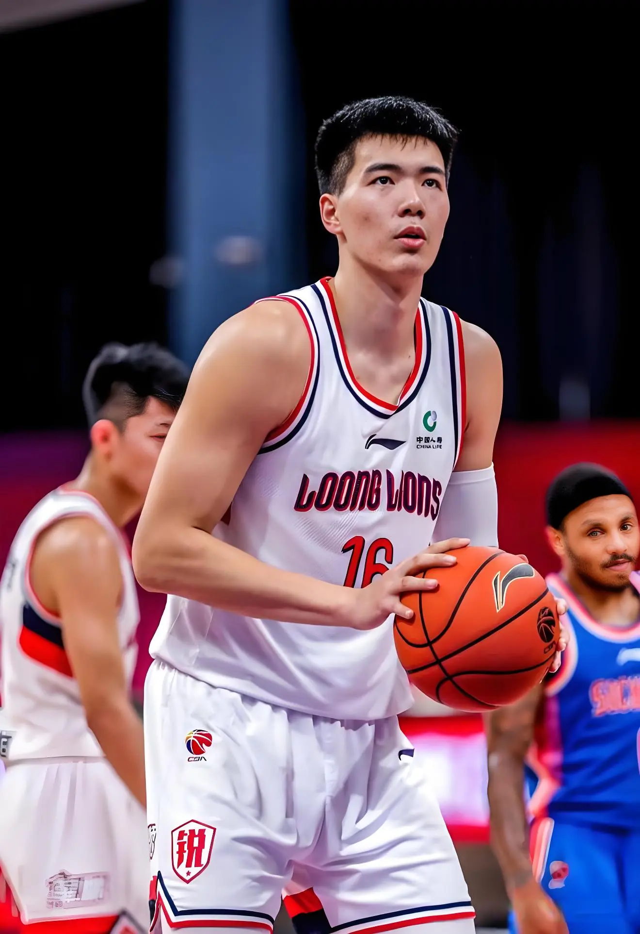 本土第一签！广州主力中锋加盟广东 场均13+4 朱总送出2名希望之星