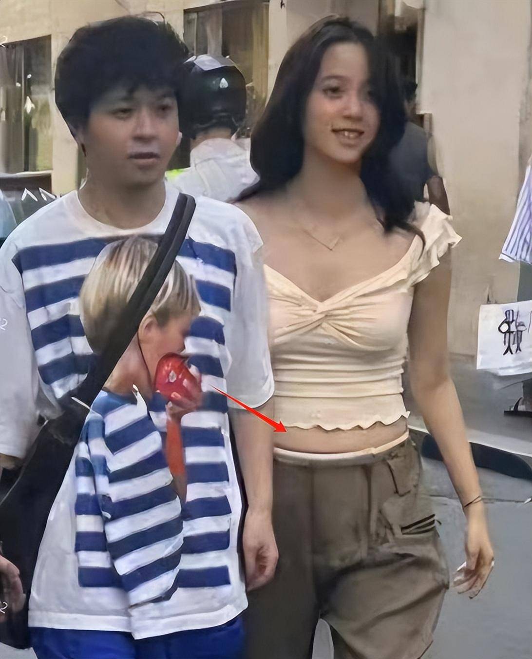 网友偶遇欧阳娜娜罗马逛街：腿短腰粗、牙齿参差不齐！小肚腩抢镜