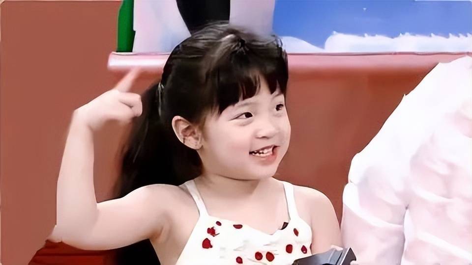 网友偶遇欧阳娜娜罗马逛街：腿短腰粗、牙齿参差不齐！小肚腩抢镜