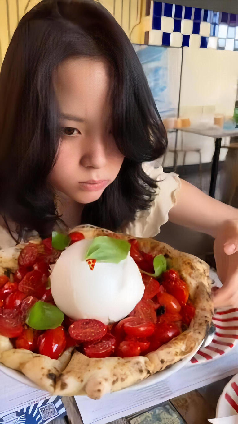 网友偶遇欧阳娜娜罗马逛街：腿短腰粗、牙齿参差不齐！小肚腩抢镜