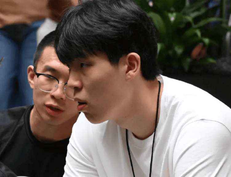 工作室晒照：杨瀚森已抵达纽约，将参加2025NBA新秀培训课程