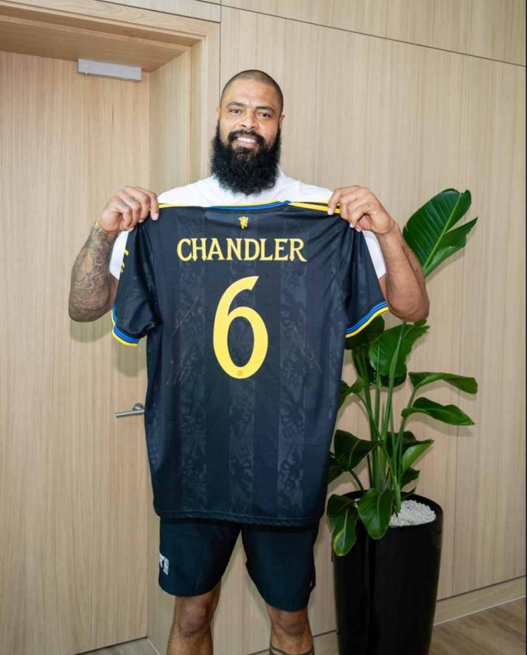 姆贝莫4XL！NBA球星造访曼联训练基地，B费约罗齐尔克泽热情接待