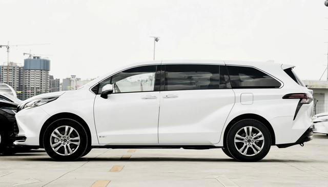 曾排队提车，如今降6万多，长近5米2，2.5L混动+四驱，油耗4.95L