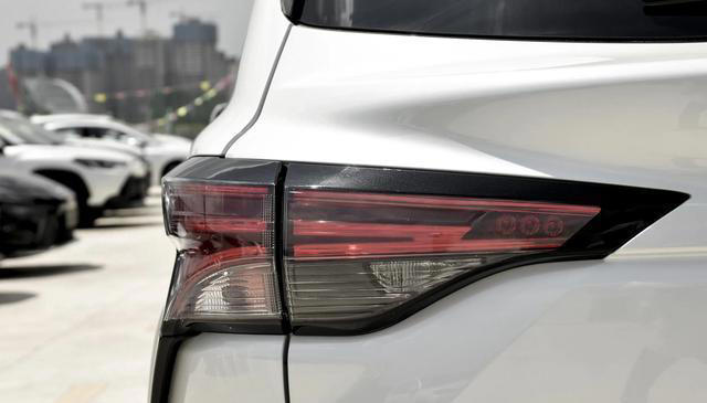 曾排队提车，如今降6万多，长近5米2，2.5L混动+四驱，油耗4.95L