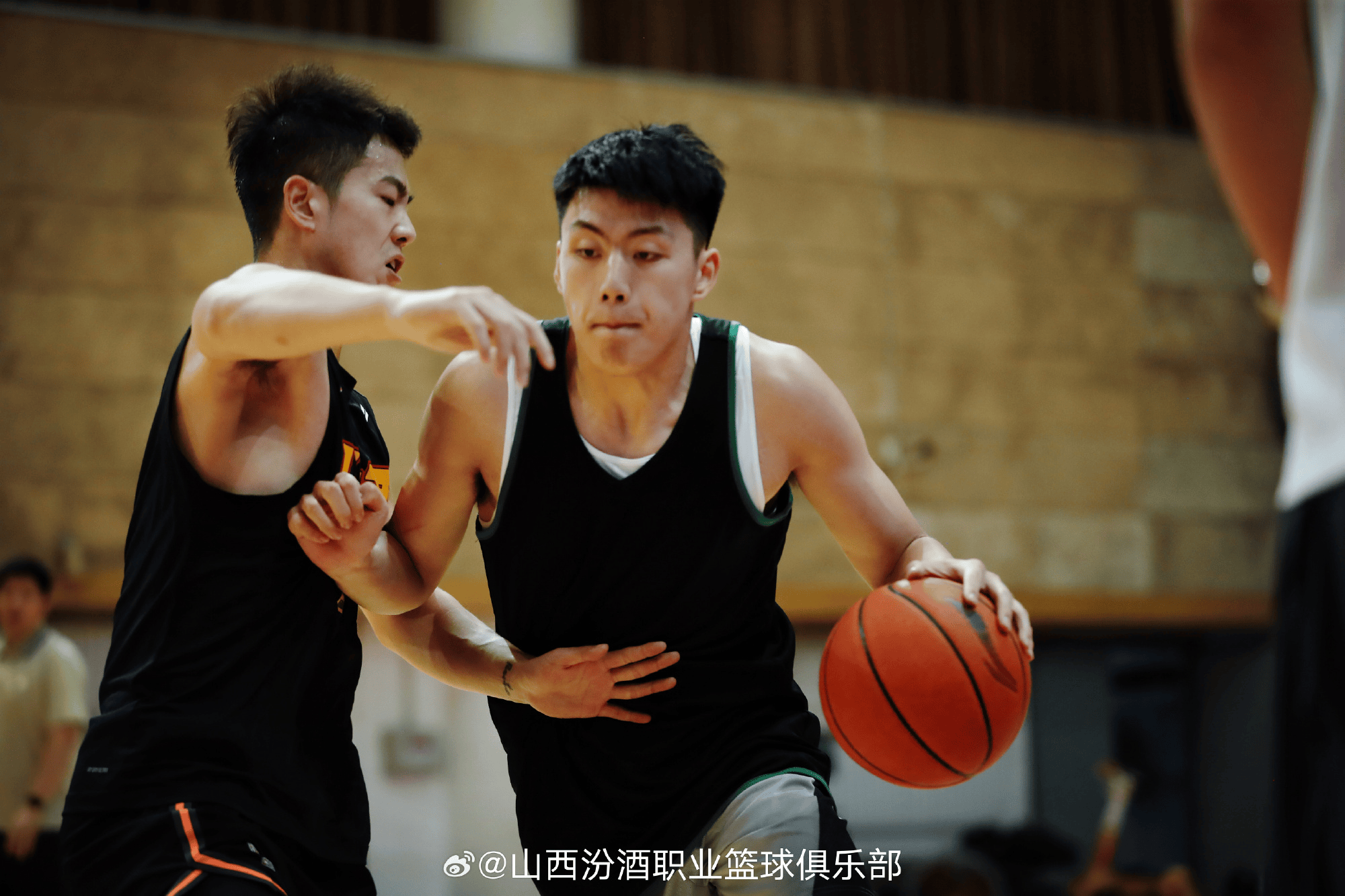 山西男篮官方社媒晒球队近期训练照，球队新援于米提入镜