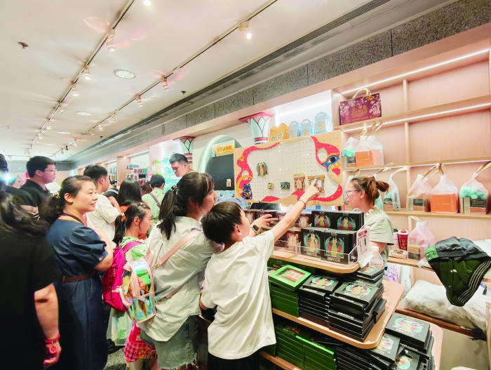 上海博物馆文创商店内，游客正在选购商品。记者 杨翔菲 摄