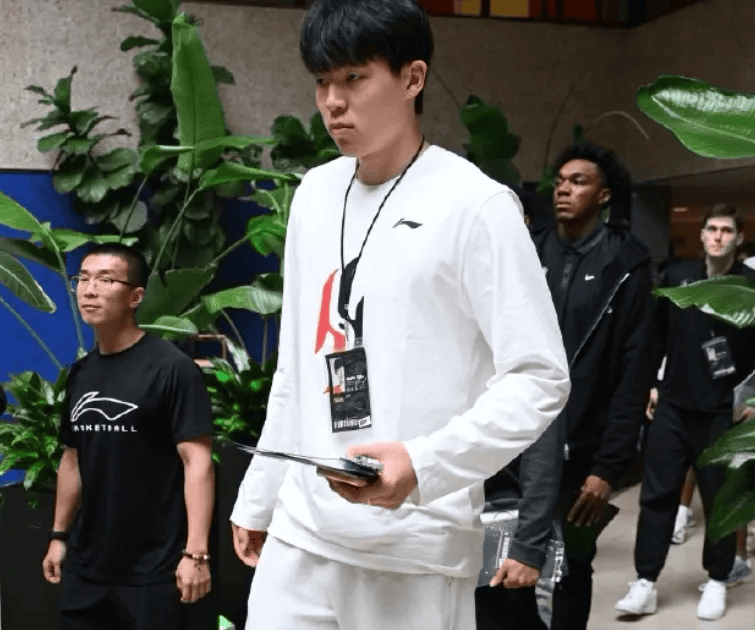 工作室晒照：杨瀚森已抵达纽约，将参加2025NBA新秀培训课程