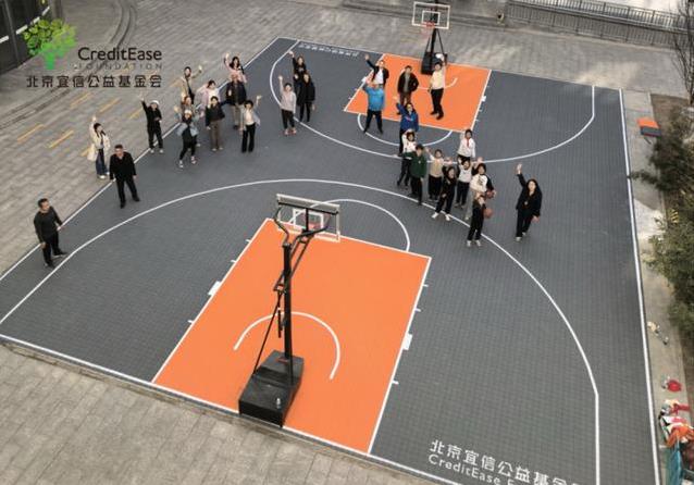 乡村小学缺球场，志愿者送300平米惊喜，未来咋走？
