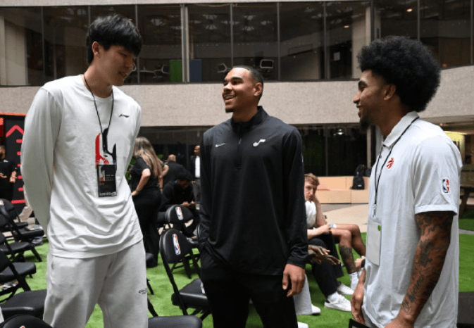 工作室晒照：杨瀚森已抵达纽约，将参加2025NBA新秀培训课程