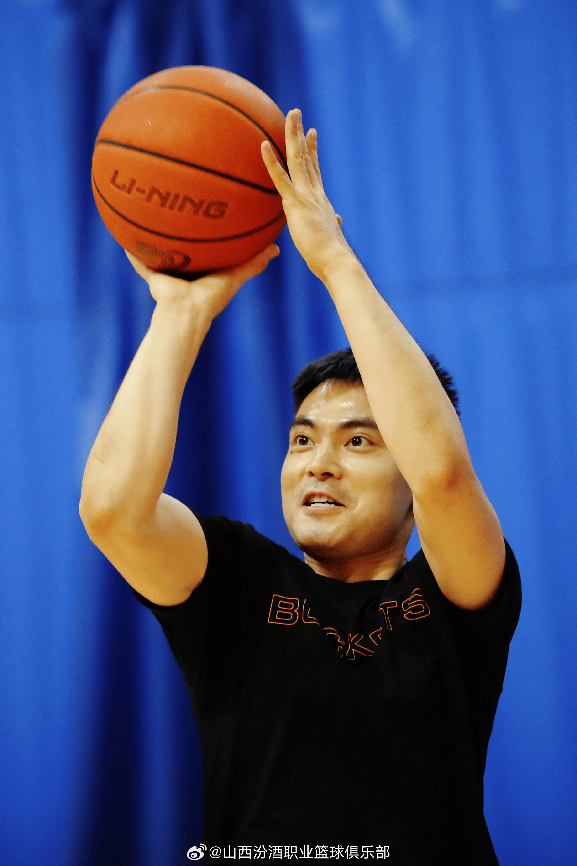 山西男篮官方社媒晒球队近期训练照，球队新援于米提入镜