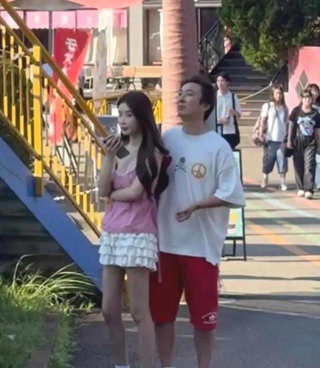 王思聪曝新恋情,和新女友现身游乐场,旧爱懒懒忙发亲吻照秀恩爱