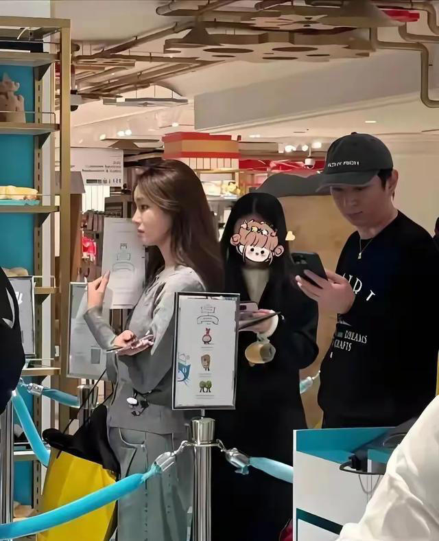 王思聪曝新恋情,和新女友现身游乐场,旧爱懒懒忙发亲吻照秀恩爱
