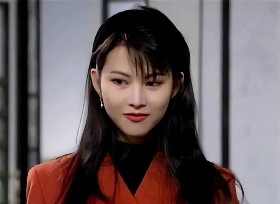 当52岁蔡少芬与53岁朱茵同框，才知道骨相美和皮相美的区别