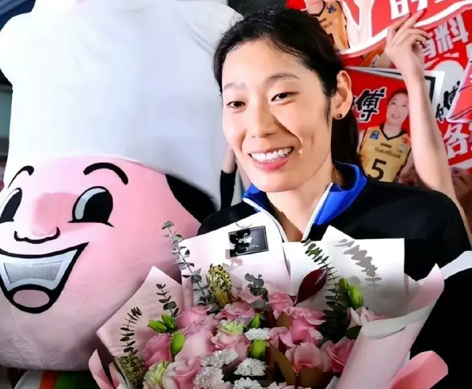 最新消息！郎平朱婷师徒同框，夺冠日现身母校，接受央视专访