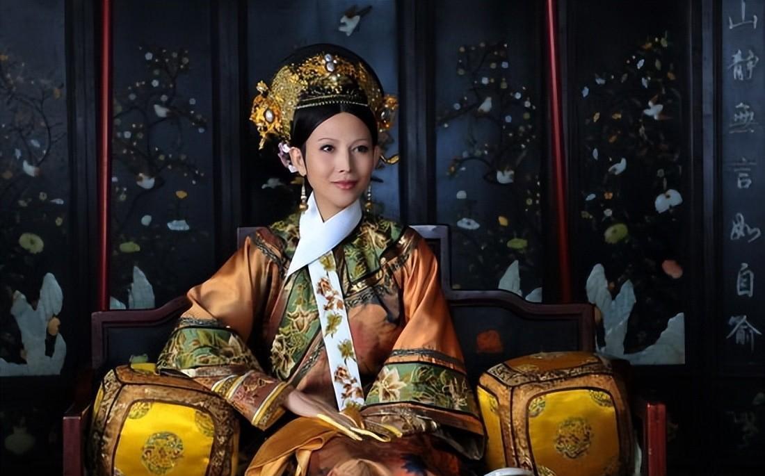 当52岁蔡少芬与53岁朱茵同框，才知道骨相美和皮相美的区别