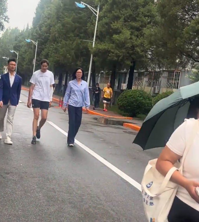 排面！郎平朱婷现身北师大 央视主持人全程陪同 受邀拍摄节目