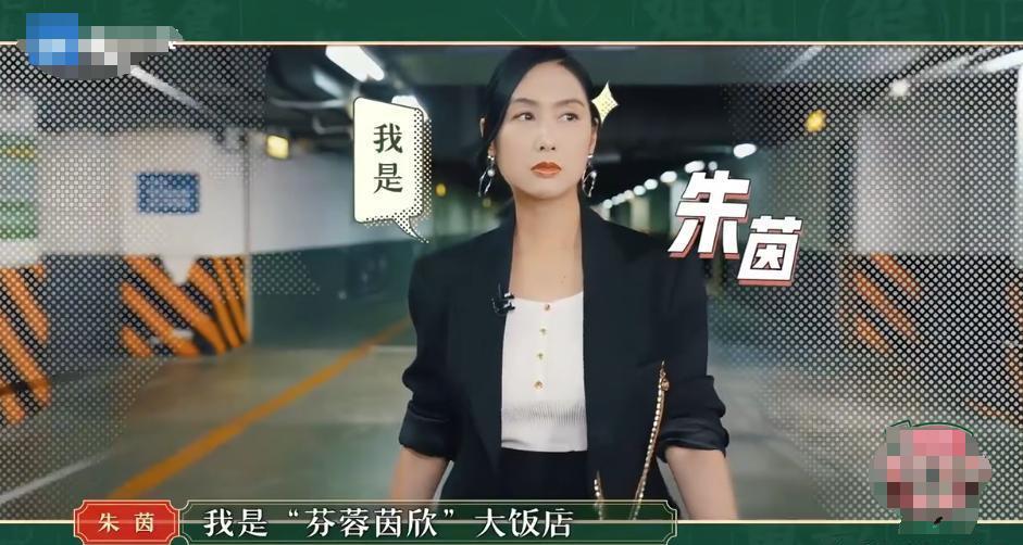 当52岁蔡少芬与53岁朱茵同框，才知道骨相美和皮相美的区别