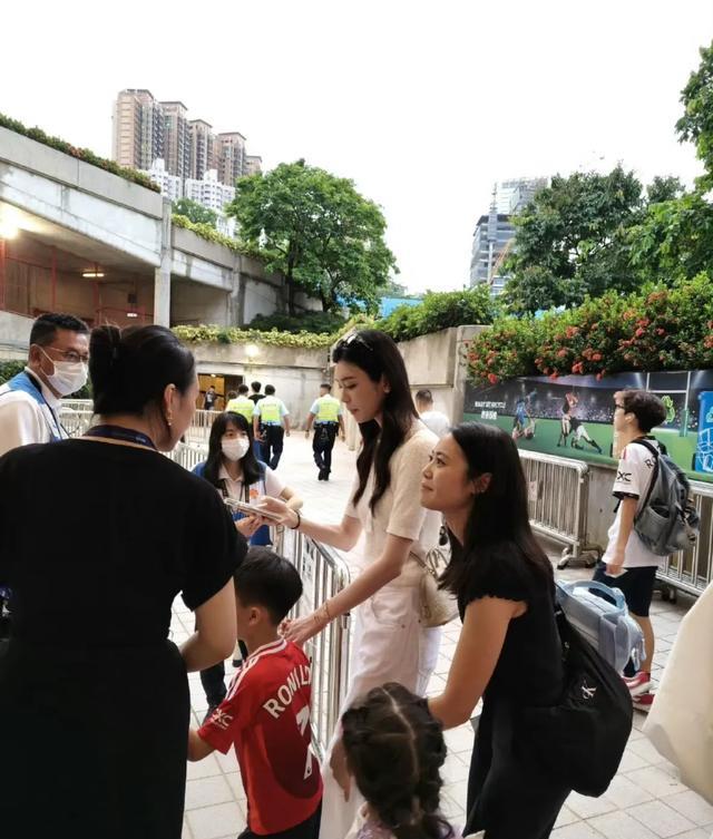 奚梦瑶带儿子看球赛，背影好像是迷你何猷君，身高超越同龄小朋友
