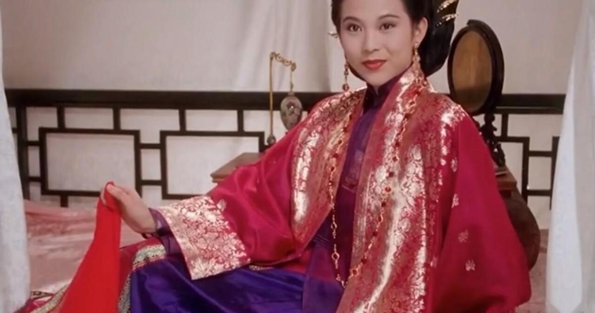 当52岁蔡少芬与53岁朱茵同框，才知道骨相美和皮相美的区别