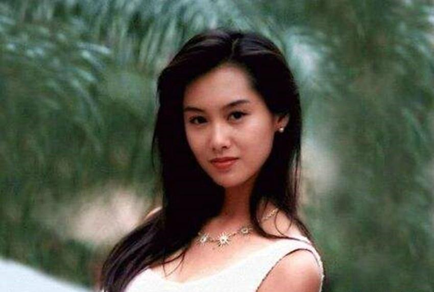 当52岁蔡少芬与53岁朱茵同框，才知道骨相美和皮相美的区别
