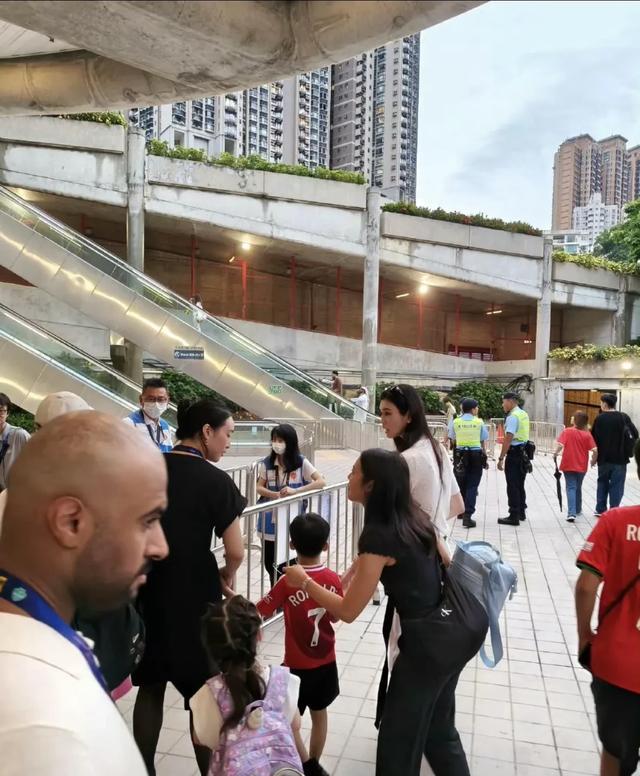 奚梦瑶带儿子看球赛，背影好像是迷你何猷君，身高超越同龄小朋友