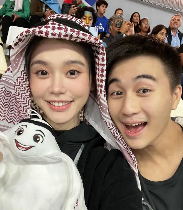 奚梦瑶带儿子看球赛，背影好像是迷你何猷君，身高超越同龄小朋友