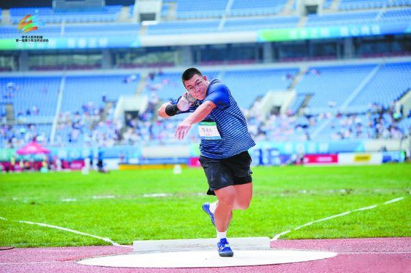 技压群雄南充小将摘得铅球金牌