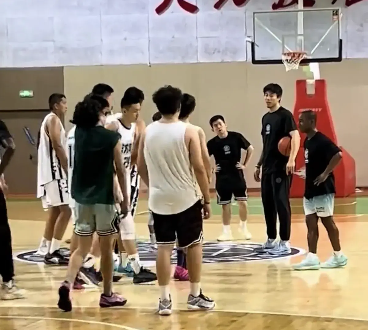 姜宇星随辽宁男篮前往阜新参加四国赛，张镇麟回国在沈阳办训练营