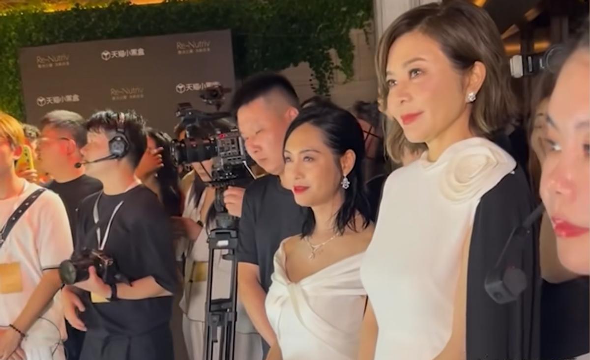 当52岁蔡少芬与53岁朱茵同框，才知道骨相美和皮相美的区别