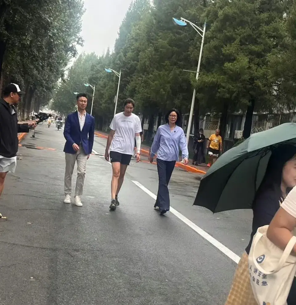 最新消息！郎平朱婷师徒同框，夺冠日现身母校，接受央视专访