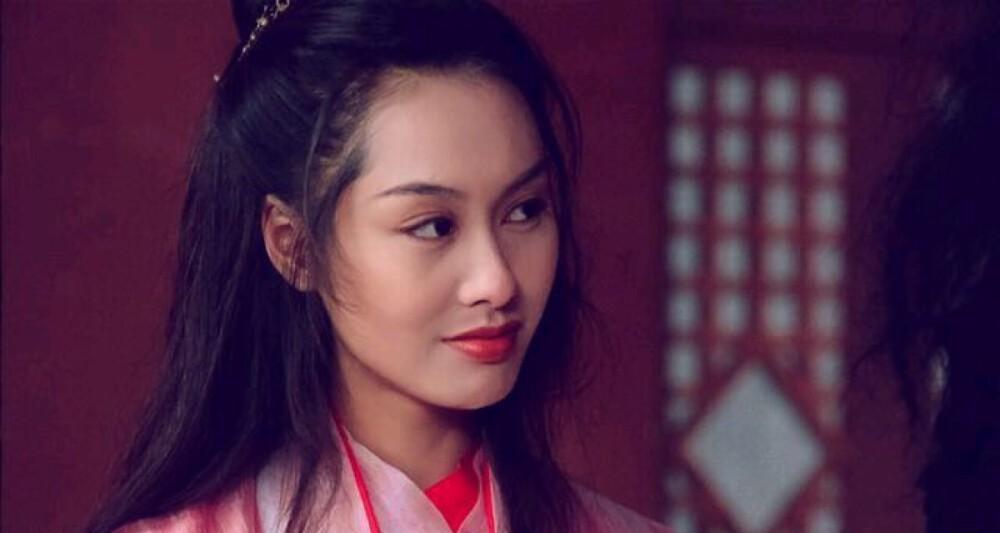 当52岁蔡少芬与53岁朱茵同框，才知道骨相美和皮相美的区别