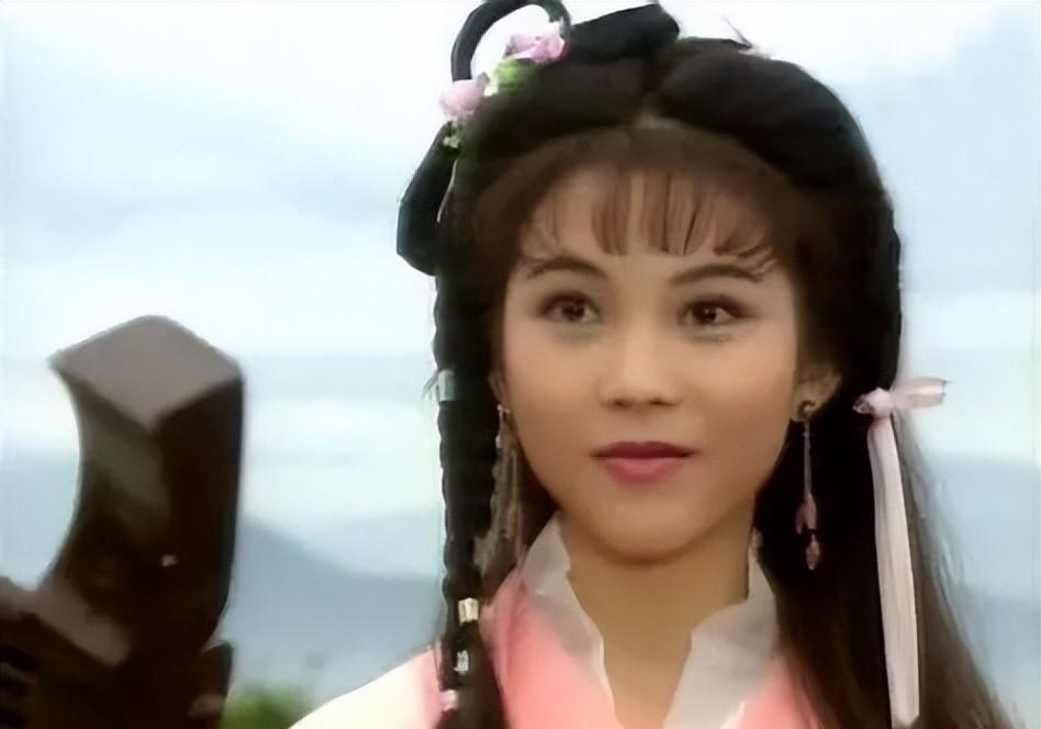 当52岁蔡少芬与53岁朱茵同框，才知道骨相美和皮相美的区别