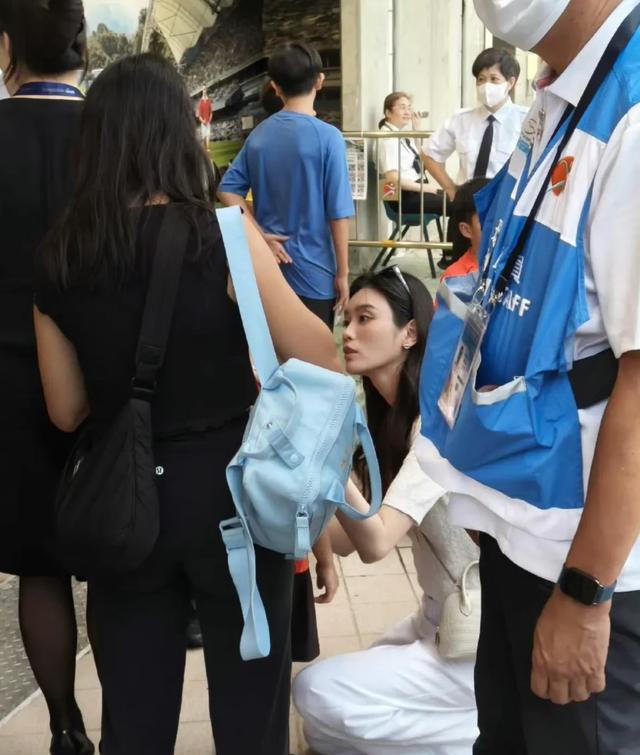 奚梦瑶带儿子看球赛，背影好像是迷你何猷君，身高超越同龄小朋友