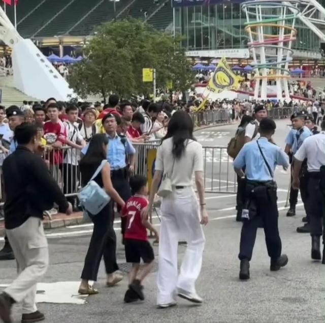 奚梦瑶带儿子看球赛，背影好像是迷你何猷君，身高超越同龄小朋友