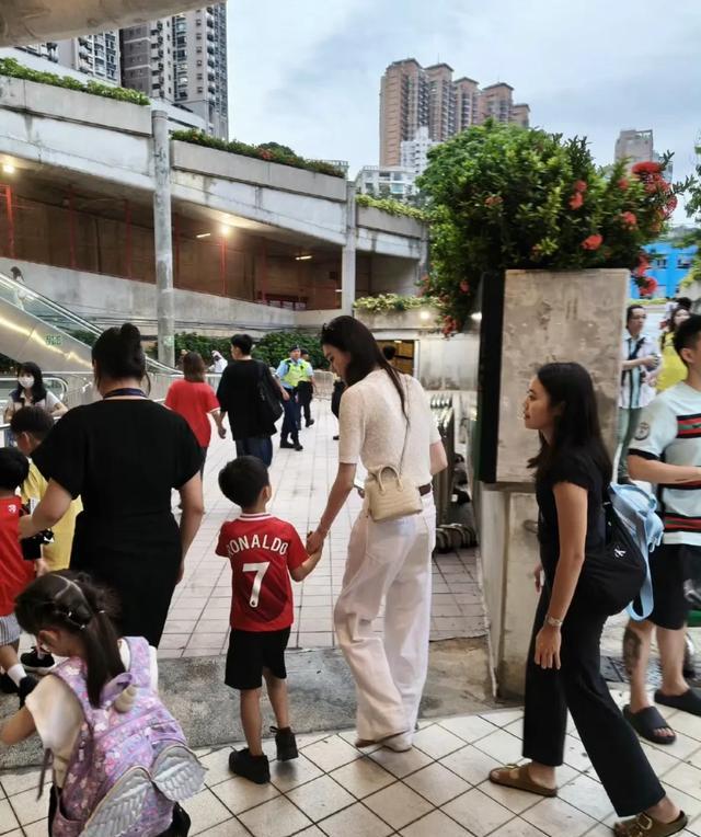 奚梦瑶带儿子看球赛，背影好像是迷你何猷君，身高超越同龄小朋友