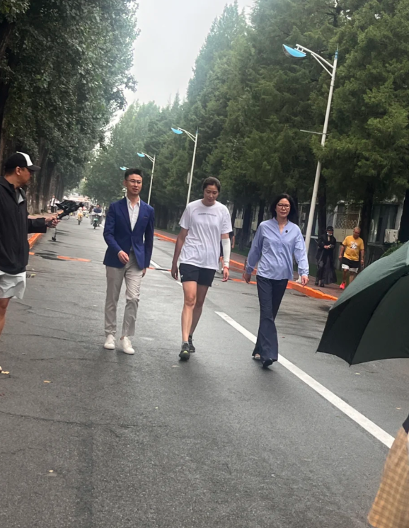 排面！郎平朱婷现身北师大 央视主持人全程陪同 受邀拍摄节目