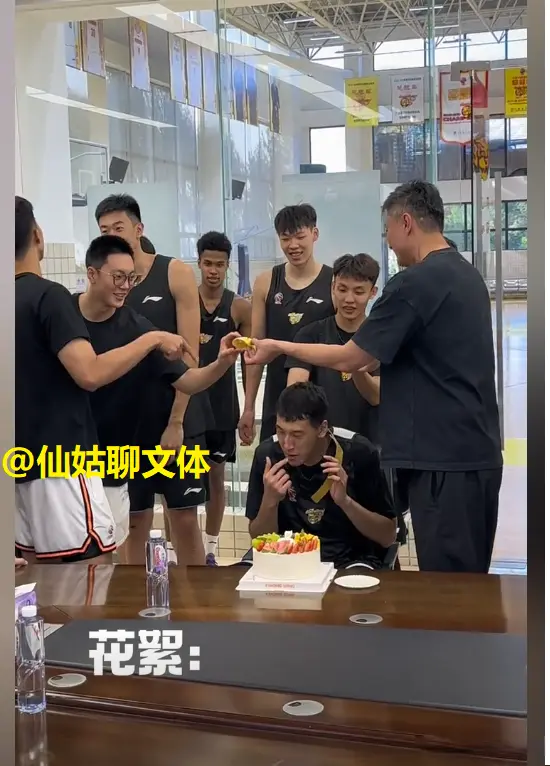 杜锋晒广东队给杜润旺过生日花絮，胡明轩徐杰已归队，徐昕缺席