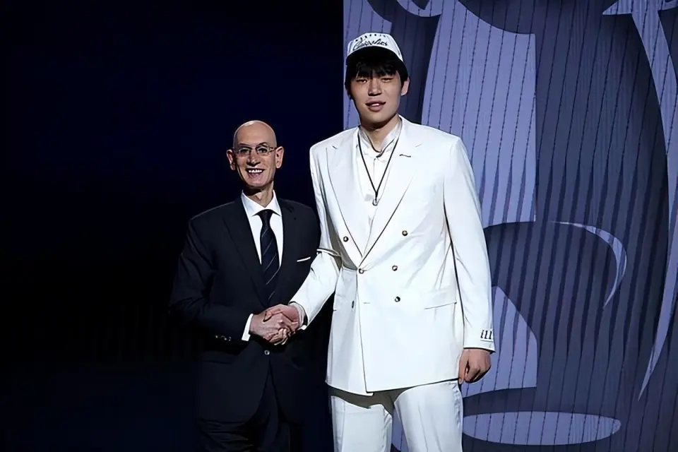 开拓者记者：杨瀚森不了解NBA的风格，在NBA内线最多只能运两次球