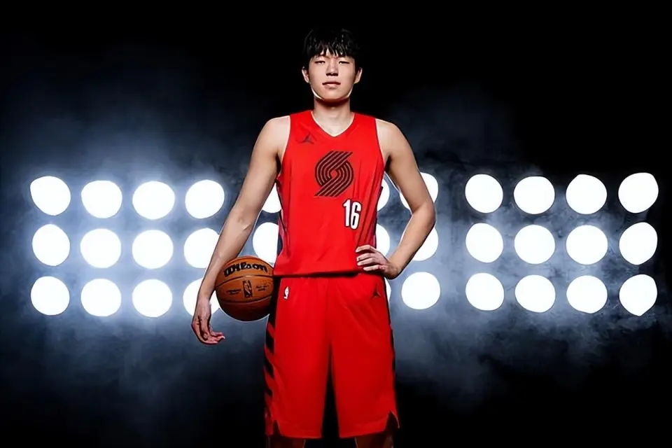 开拓者记者：杨瀚森不了解NBA的风格，在NBA内线最多只能运两次球