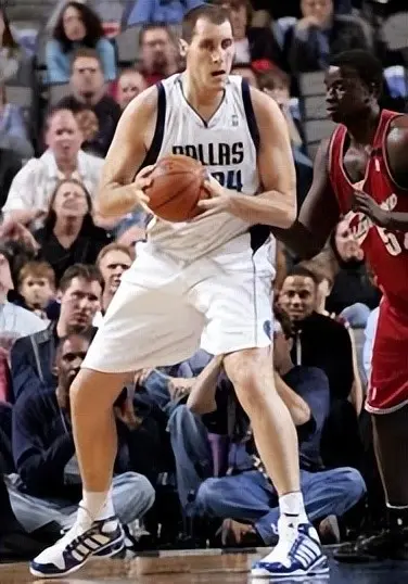 和姚明一样高的他转战足坛！前NBA中锋上演职业足球首秀