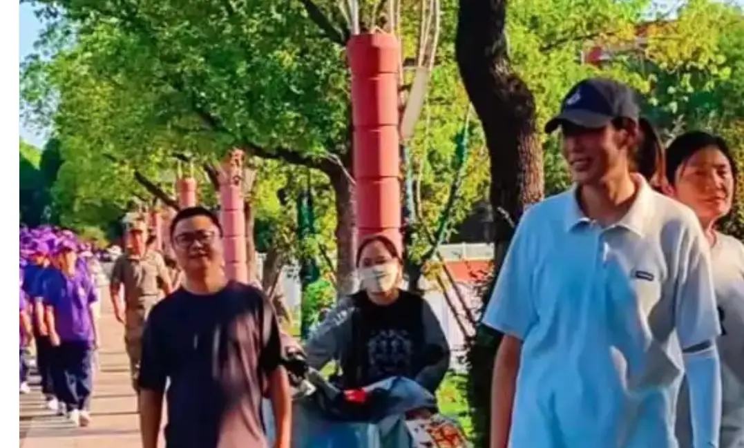英姿飒爽！中国女排前队长空降江苏，携亲姐参加活动温暖又和谐
