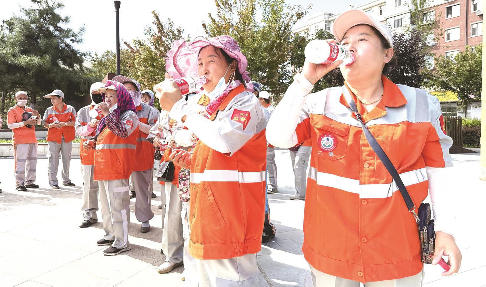 环卫工人们手拎“爱心水”倍感清爽