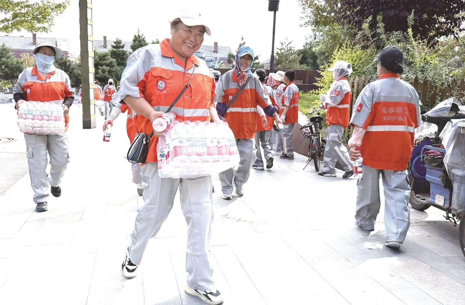 环卫工人们手拎“爱心水”倍感清爽