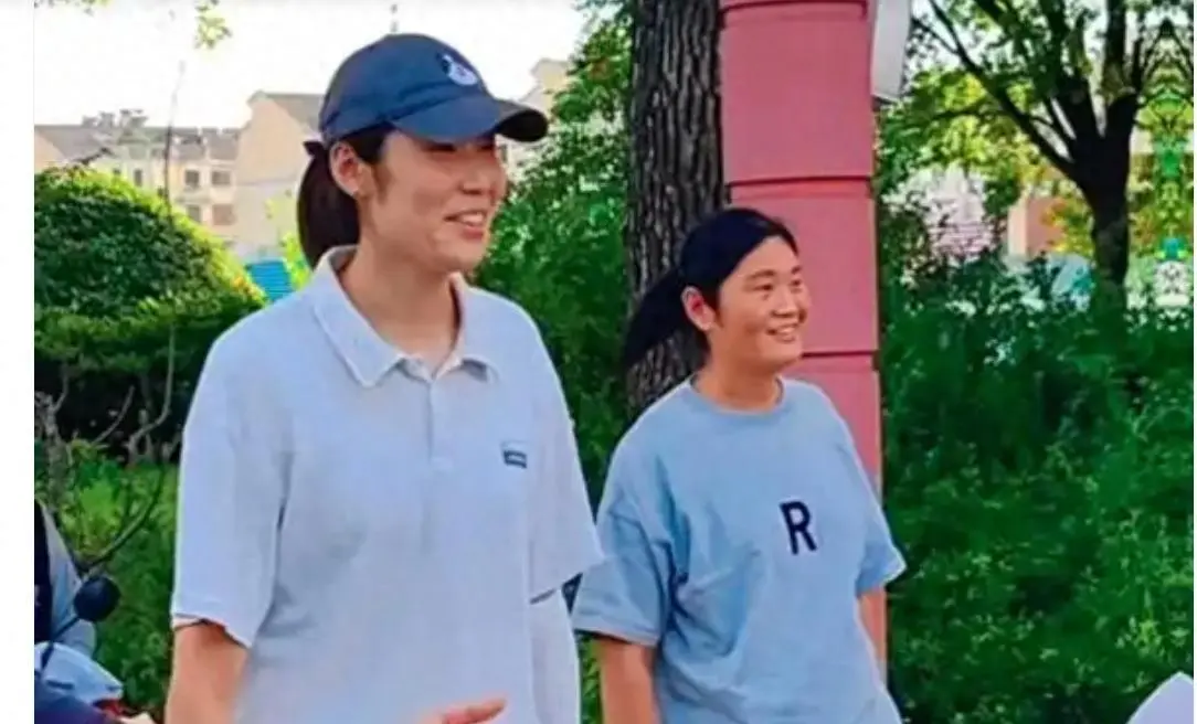 英姿飒爽！中国女排前队长空降江苏，携亲姐参加活动温暖又和谐