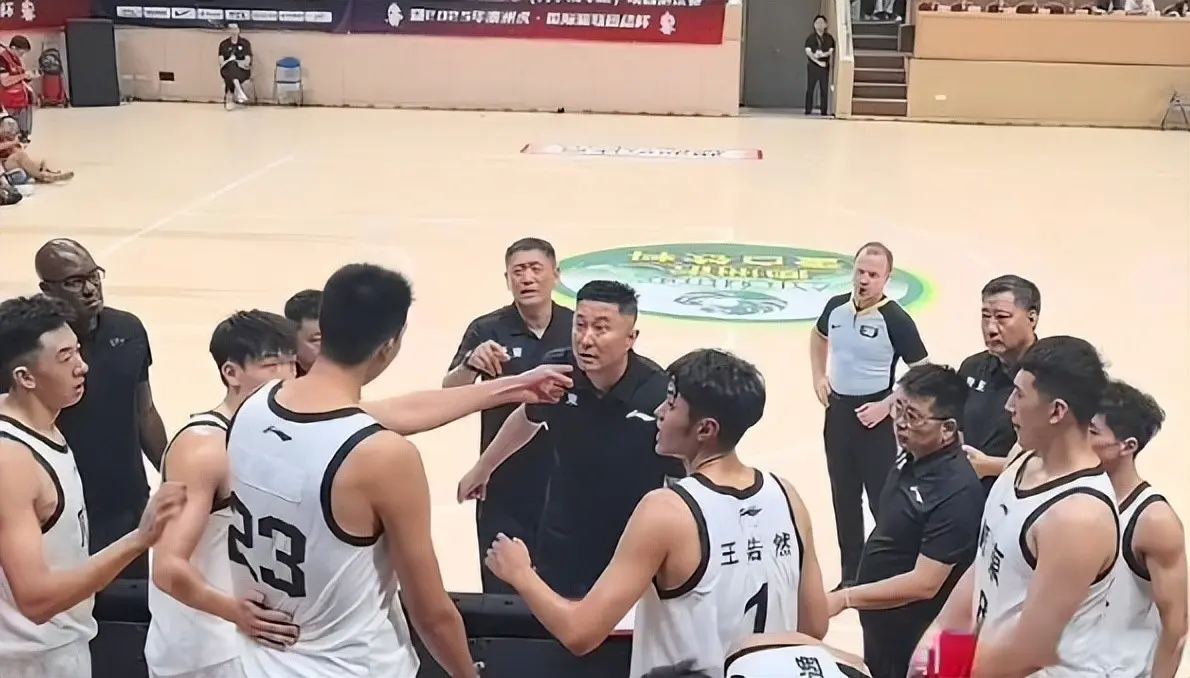 杜润旺过生日，王少杰下狠手，徐杰不含糊，却不见手指杜锋那个人