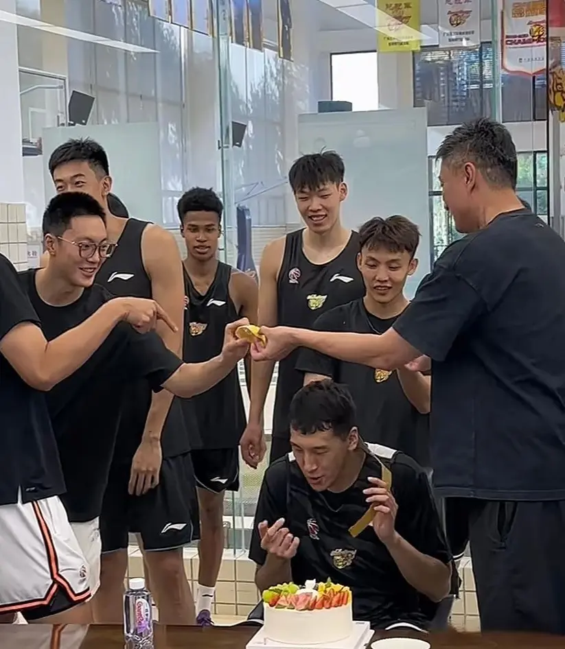 杜润旺过生日，王少杰下狠手，徐杰不含糊，却不见手指杜锋那个人